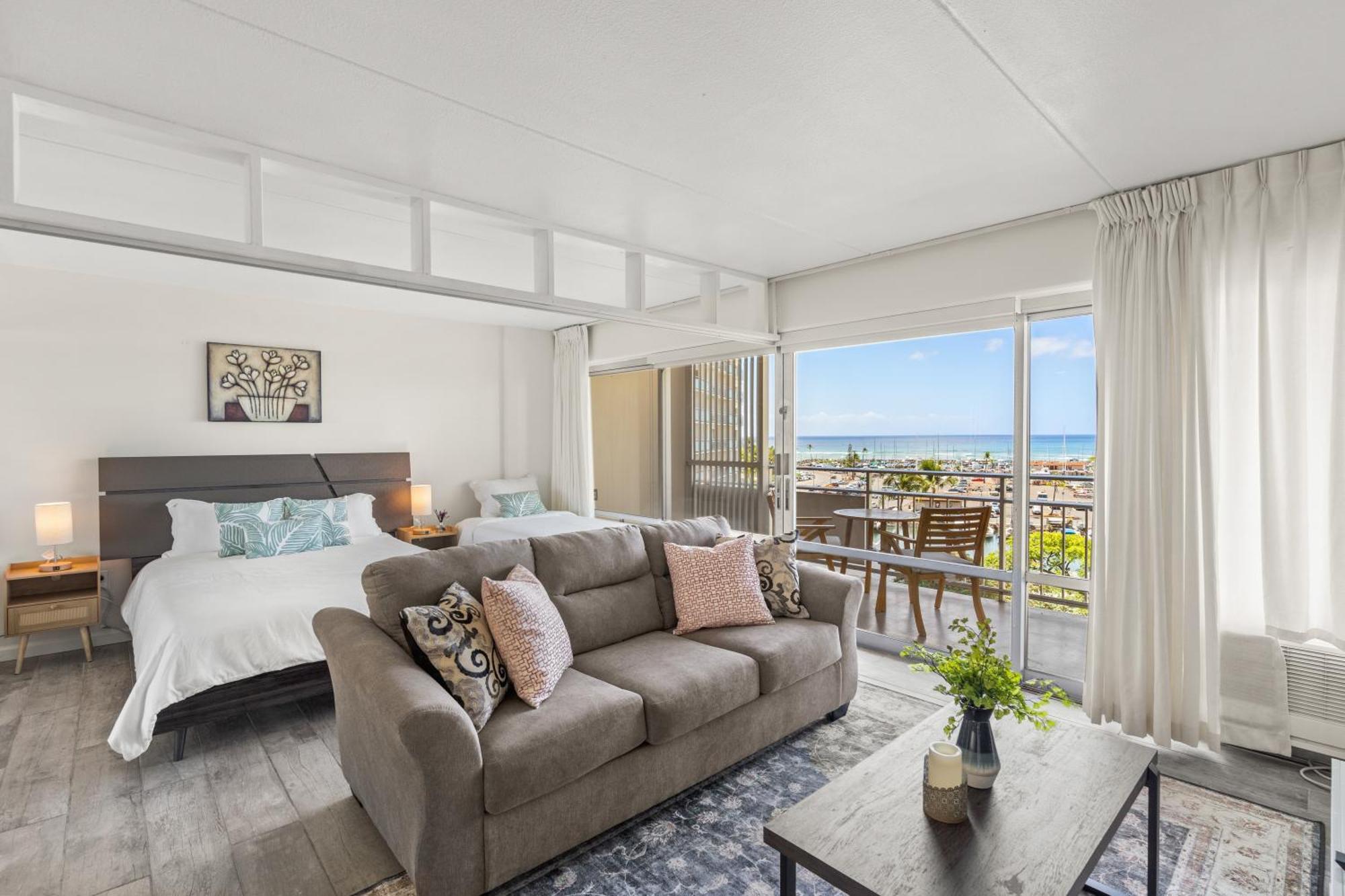 Oceanfront Oasis In Ilikai Apts Honolulu